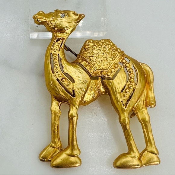 Vintage Jewelry - Vintage Large Camel Brooch Pin Matte Brushed Gold Tone Intricate Rhinestone Eye
